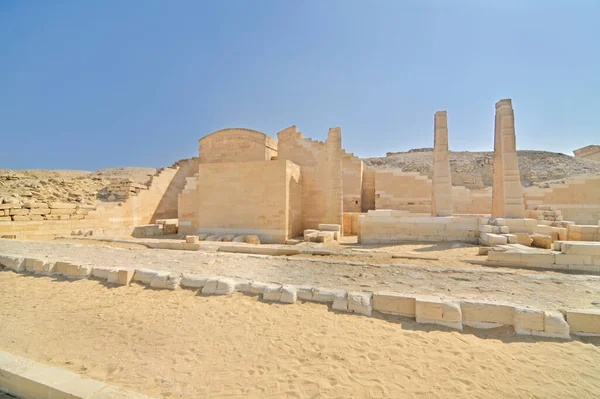 Djoser Piramidine Djoser Adım Piramidi ya da Mısır 'ın Saqara mezarlığında Horus Netjerikhet' in Adım Piramidi denir.