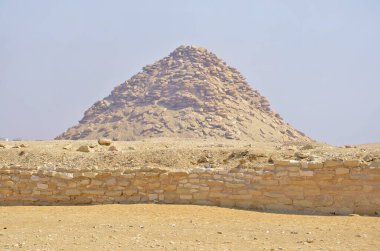 Firavun Userkaf ve Djoser 'in Saqara mezarlığındaki piramidi, Mısır