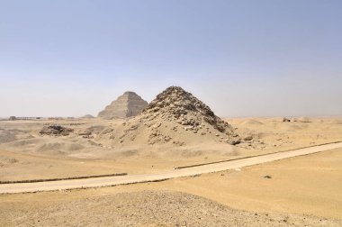 Firavun Userkaf ve Djoser 'in Saqara mezarlığındaki piramidi, Mısır
