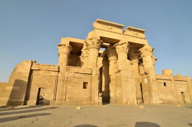 Aswan Valiliği 'nin Kom Ombo kasabasındaki Kom Ombo Tapınağı Ptolemaic hanedanı sırasında inşa edilmiştir.