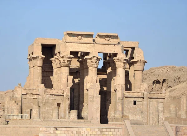 Aswan Valiliği 'nin Kom Ombo kasabasındaki Kom Ombo Tapınağı Ptolemaic hanedanı sırasında inşa edilmiştir.