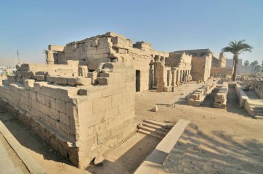 Luxor Tapınağı, Nil Nehri 'nin doğu kıyısındaki antik Mısır tapınak kompleksi bugün Lüksör (antik Teb) olarak bilinen Mısır' da yer almaktadır.