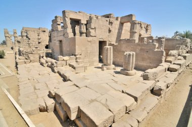 Luxor Tapınağı, Nil Nehri 'nin doğu kıyısındaki antik Mısır tapınak kompleksi bugün Lüksör (antik Teb) olarak bilinen Mısır' da yer almaktadır.