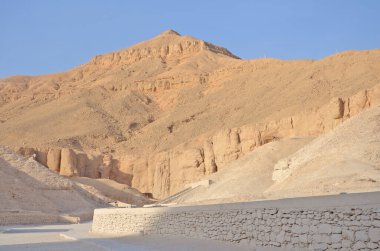 Krallar Vadisi 'nde firavunlar için taş yontulmuş mezarlar ve Yeni Mısır Krallığı' nın altında güçlü soylular var.
