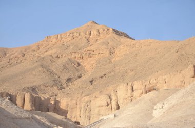 Krallar Vadisi 'nde firavunlar için taş yontulmuş mezarlar ve Yeni Mısır Krallığı' nın altında güçlü soylular var.