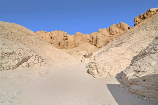 Krallar Vadisi 'nde firavunlar için taş yontulmuş mezarlar ve Yeni Mısır Krallığı' nın altında güçlü soylular var.