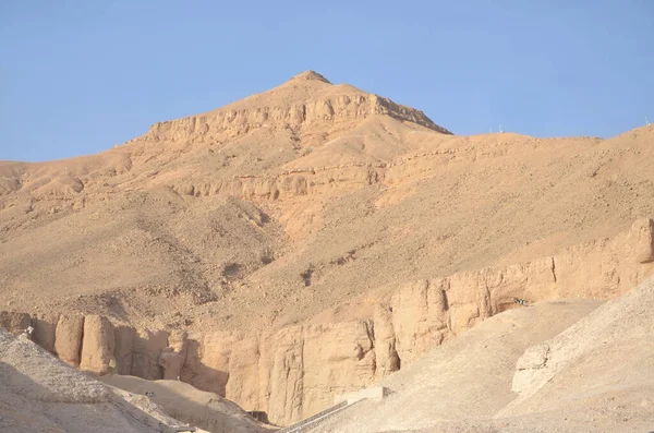 Krallar Vadisi 'nde firavunlar için taş yontulmuş mezarlar ve Yeni Mısır Krallığı' nın altında güçlü soylular var.