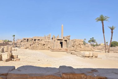 Karnak Tapınağı, Nil Nehri 'nin doğu kıyısındaki antik Mısır tapınak kompleksi, bugün Luxor (antik Teb.)