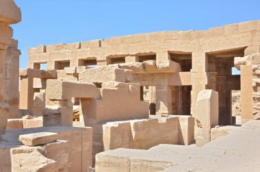 Karnak Tapınağı, Nil Nehri 'nin doğu kıyısındaki antik Mısır tapınak kompleksi, bugün Luxor (antik Teb.)