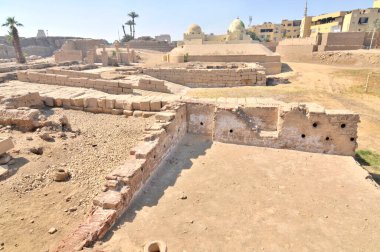 Karnak Tapınağı, Nil Nehri 'nin doğu kıyısındaki antik Mısır tapınak kompleksi, bugün Luxor (antik Teb.)