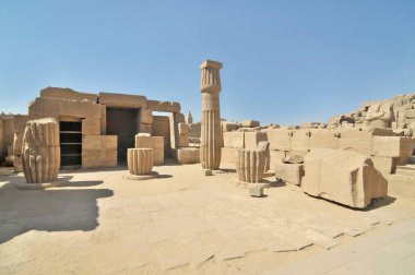 Karnak Tapınağı, Nil Nehri 'nin doğu kıyısındaki antik Mısır tapınak kompleksi, bugün Luxor (antik Teb.)