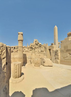 Karnak Tapınağı, Nil Nehri 'nin doğu kıyısındaki antik Mısır tapınak kompleksi, bugün Luxor (antik Teb.)