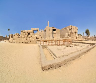 Karnak Tapınağı, Nil Nehri 'nin doğu kıyısındaki antik Mısır tapınak kompleksi, bugün Luxor (antik Teb.)