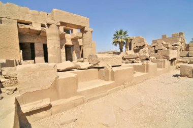 Karnak Tapınağı, Nil Nehri 'nin doğu kıyısındaki antik Mısır tapınak kompleksi, bugün Luxor (antik Teb.)