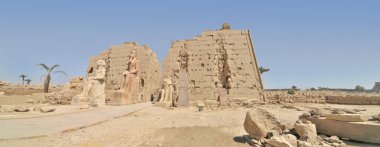 Karnak Tapınağı, Nil Nehri 'nin doğu kıyısındaki antik Mısır tapınak kompleksi, bugün Luxor (antik Teb.)