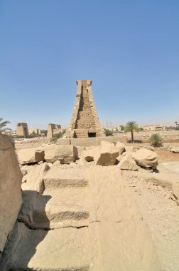 Karnak Tapınağı, Nil Nehri 'nin doğu kıyısındaki antik Mısır tapınak kompleksi, bugün Luxor (antik Teb.)