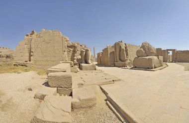 Karnak Tapınağı, Nil Nehri 'nin doğu kıyısındaki antik Mısır tapınak kompleksi, bugün Luxor (antik Teb.)