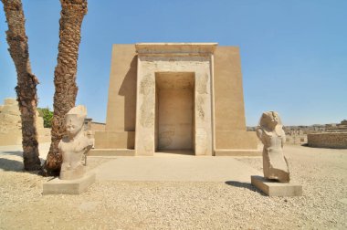 Firavun Hatshepsut 'un Kırmızı Şapeli, Mısır' ın Yeni Krallığı sırasında inşa edildi..