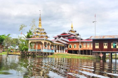 Alodaw Pauk Pagoda, Inle Gölü adasındaki Nampan Köyü, Birma veya Myanmar 'da.
