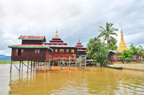 Nga Phe Chaung Manastırı aynı zamanda 
