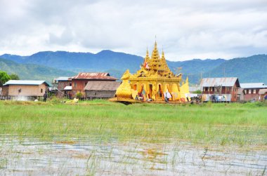 Inle Phaung Daw U Pagoda Festivali Teknesi Myanmar 'da (eski Burma), Shan Eyaleti' nin Inle Gölü 'ndeki Ywama köyünde yer alır..