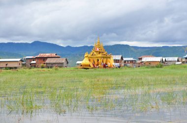 Inle Phaung Daw U Pagoda Festivali Teknesi Myanmar 'da (eski Burma), Shan Eyaleti' nin Inle Gölü 'ndeki Ywama köyünde yer alır..
