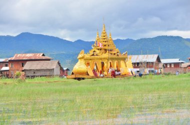 Inle Phaung Daw U Pagoda Festivali Teknesi Myanmar 'da (eski Burma), Shan Eyaleti' nin Inle Gölü 'ndeki Ywama köyünde yer alır..