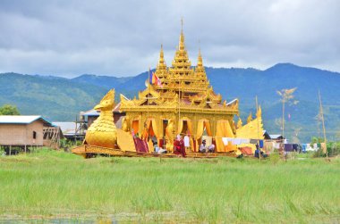 Inle Phaung Daw U Pagoda Festivali Teknesi Myanmar 'da (eski Burma), Shan Eyaleti' nin Inle Gölü 'ndeki Ywama köyünde yer alır..