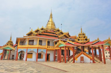 Inle Phaung Daw U Pagoda Myanmar 'daki Budist pagoda (eski Burma), Shan Eyaleti' nin Inle Gölü 'ndeki Ywama köyünde yer almaktadır..
