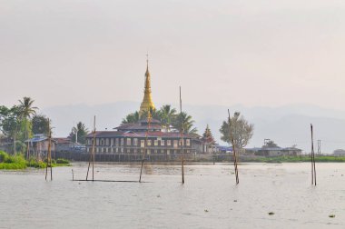 Inle Phaung Daw U Pagoda Myanmar 'daki Budist pagoda (eski Burma), Shan Eyaleti' nin Inle Gölü 'ndeki Ywama köyünde yer almaktadır..
