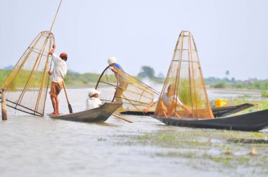 Myanmar 'daki Inle Gölü' nde ağları olan balıkçıların görüntüsü
