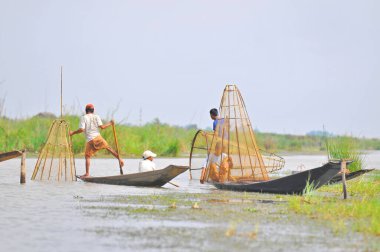 Myanmar 'daki Inle Gölü' nde ağları olan balıkçıların görüntüsü