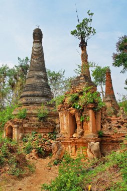 Myanmar 'daki Ywama ve Inlay Gölü yakınlarındaki İndein köyündeki Shwe Indein Pagoda Budist pagoda grubu (eski adı Burma))