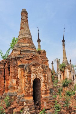 Myanmar 'daki Ywama ve Inlay Gölü yakınlarındaki İndein köyündeki Shwe Indein Pagoda Budist pagoda grubu (eski adı Burma))