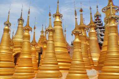 Myanmar 'daki Ywama ve Inlay Gölü yakınlarındaki İndein köyündeki Shwe Indein Pagoda Budist pagoda grubu (eski adı Burma))