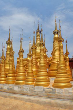 Myanmar 'daki Ywama ve Inlay Gölü yakınlarındaki İndein köyündeki Shwe Indein Pagoda Budist pagoda grubu (eski adı Burma))