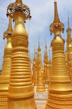 Myanmar 'daki Ywama ve Inlay Gölü yakınlarındaki İndein köyündeki Shwe Indein Pagoda Budist pagoda grubu (eski adı Burma))