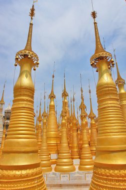 Myanmar 'daki Ywama ve Inlay Gölü yakınlarındaki İndein köyündeki Shwe Indein Pagoda Budist pagoda grubu (eski adı Burma))