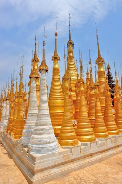 Myanmar 'daki Ywama ve Inlay Gölü yakınlarındaki İndein köyündeki Shwe Indein Pagoda Budist pagoda grubu (eski adı Burma))