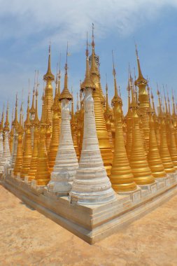 Myanmar 'daki Ywama ve Inlay Gölü yakınlarındaki İndein köyündeki Shwe Indein Pagoda Budist pagoda grubu (eski adı Burma))