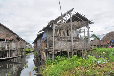 Burma 'nın Shan ilindeki Inle Gölü' ne (şimdiki Myanmar) yerleşik köyler inşa edildi.)