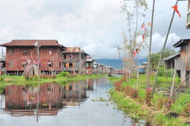 Burma 'nın Shan ilindeki Inle Gölü' ne (şimdiki Myanmar) yerleşik köyler inşa edildi.)