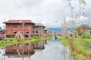 Burma 'nın Shan ilindeki Inle Gölü' ne (şimdiki Myanmar) yerleşik köyler inşa edildi.)