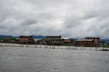 Burma 'nın Shan ilindeki Inle Gölü' ne (şimdiki Myanmar) yerleşik köyler inşa edildi.)