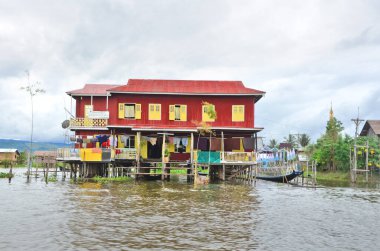 Burma 'nın Shan ilindeki Inle Gölü' ne (şimdiki Myanmar) yerleşik köyler inşa edildi.)