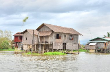 Burma 'nın Shan ilindeki Inle Gölü' ne (şimdiki Myanmar) yerleşik köyler inşa edildi.)