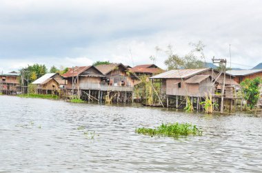 Burma 'nın Shan ilindeki Inle Gölü' ne (şimdiki Myanmar) yerleşik köyler inşa edildi.)