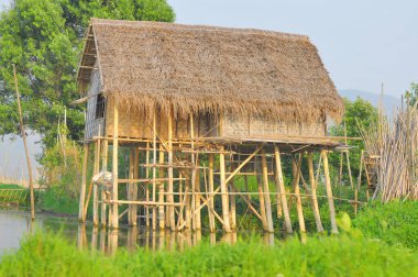 Burma 'nın Shan ilindeki Inle Gölü' ne (şimdiki Myanmar) yerleşik köyler inşa edildi.)