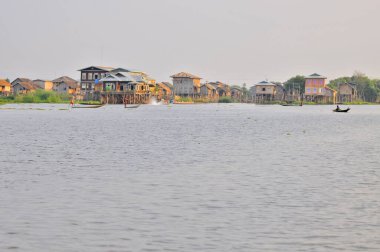Burma 'nın Shan ilindeki Inle Gölü' ne (şimdiki Myanmar) yerleşik köyler inşa edildi.)