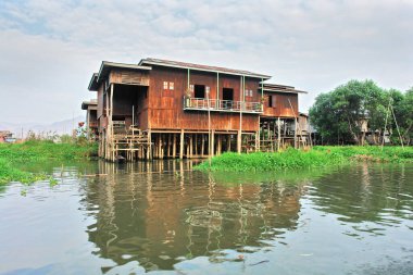 Burma 'nın Shan ilindeki Inle Gölü' ne (şimdiki Myanmar) yerleşik köyler inşa edildi.)